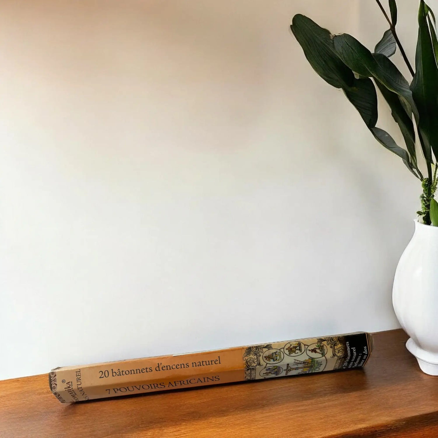 Encens 7 pouvoirs africain posé sur une table de séjour