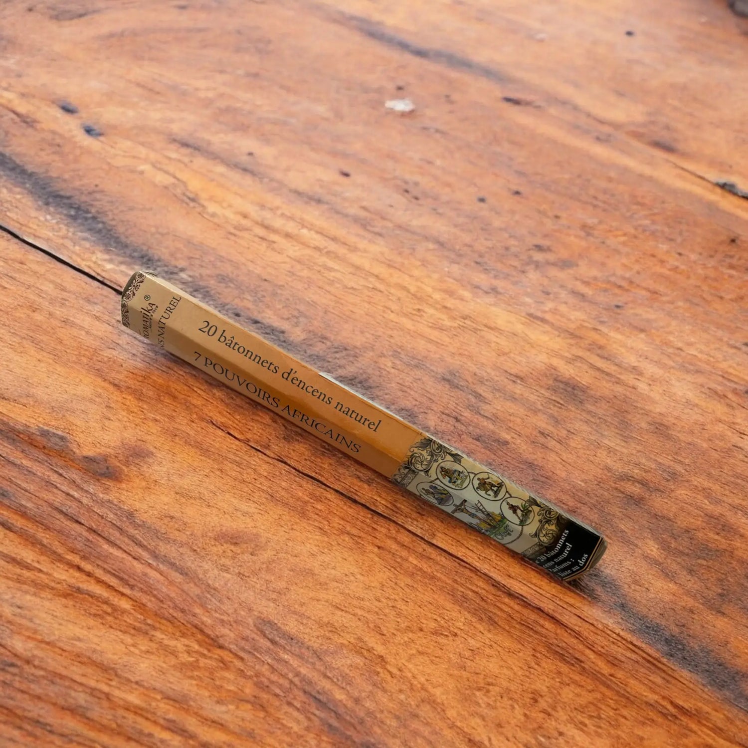 Encens 7 pouvoirs africain sur une table en bois