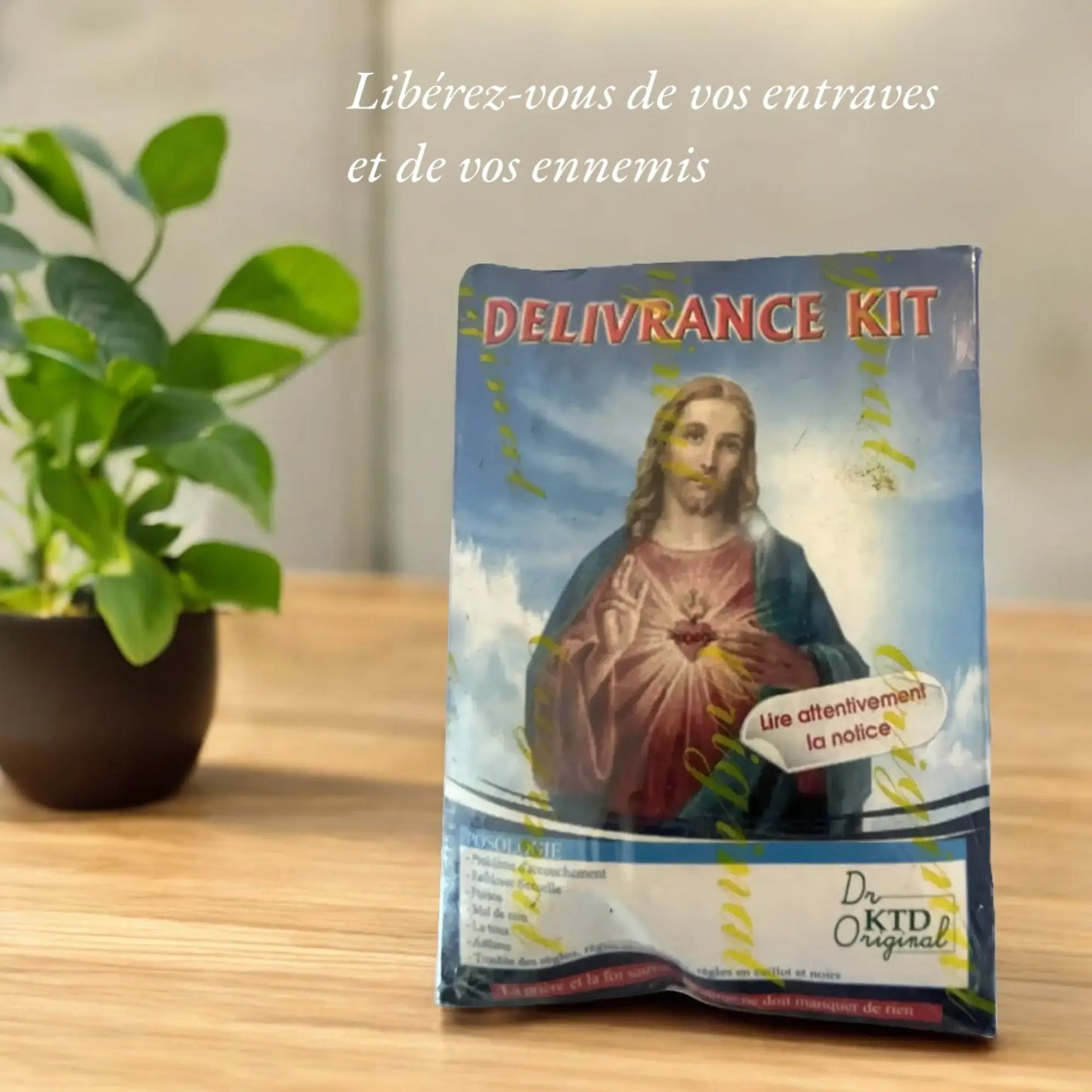 Le slogan "Libérez-vous de vos entraves et de vos ennemis" écrit à côté d'un kit de Délivrance