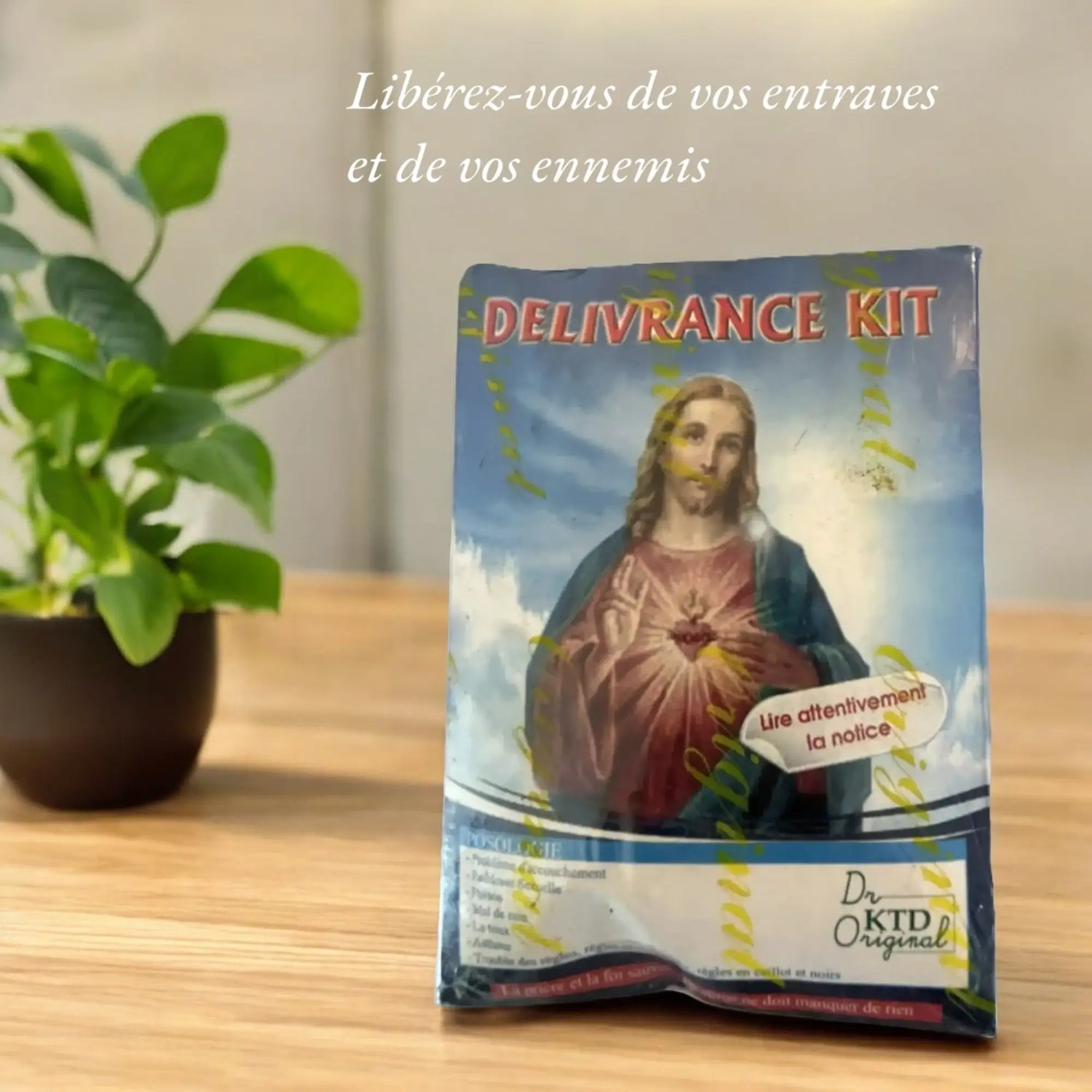 Le slogan "Libérez-vous de vos entraves et de vos ennemis" écrit à côté d'un kit de Délivrance