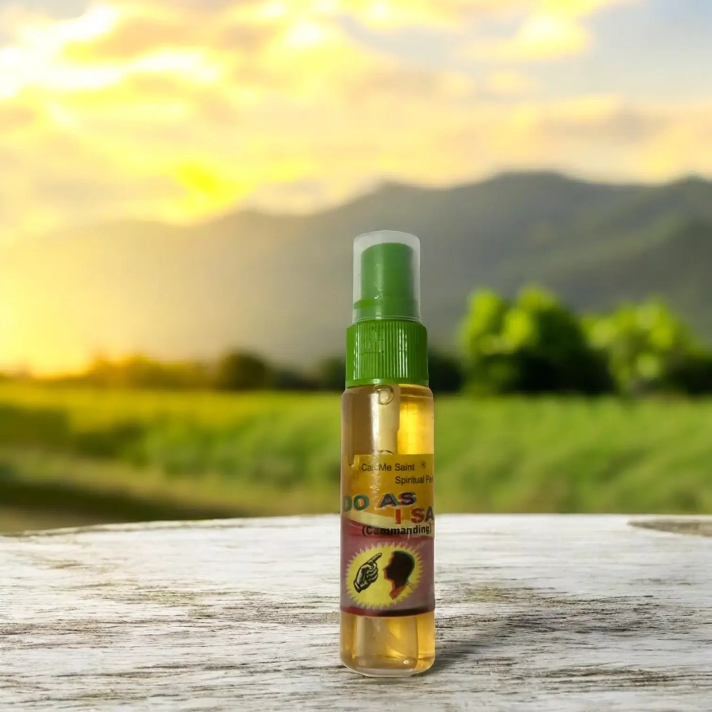 Une bouteille de parfum Do as I say avec des montagnes en arrière plan