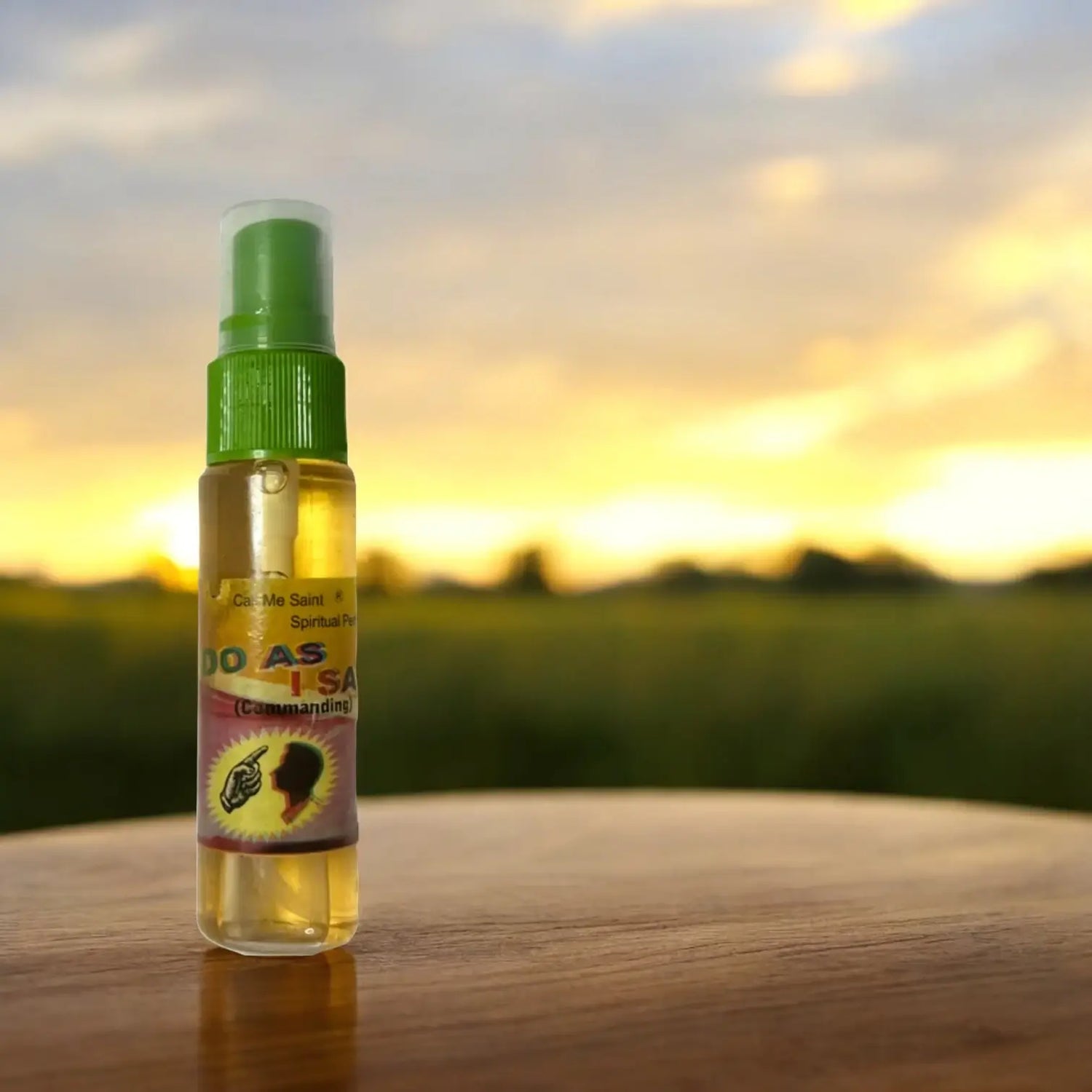 Une bouteille de parfum Do as I say posée sur une table en bois avec un couché de soleil en arrière plan