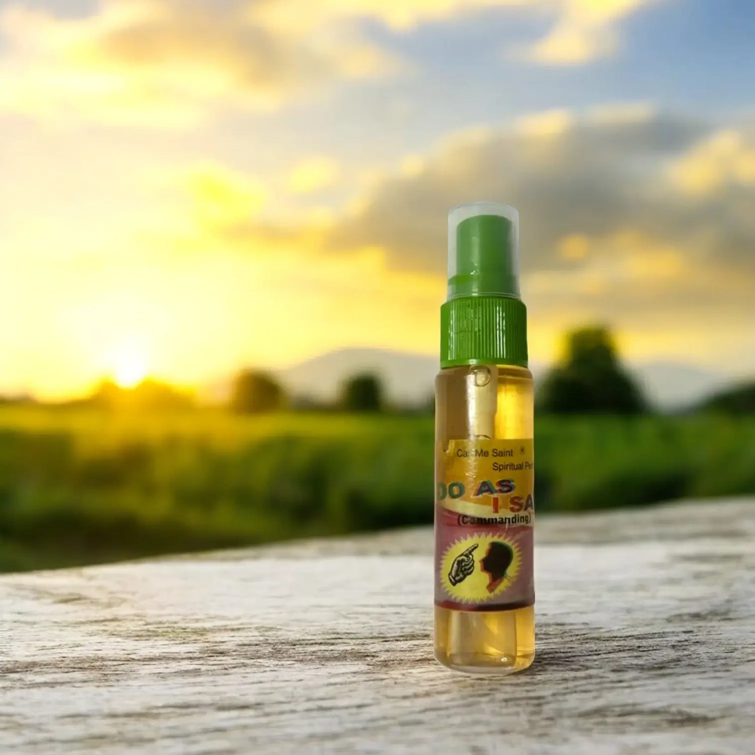 Une bouteille de parfum Do as I say avec un couché de soleil en arrière plan