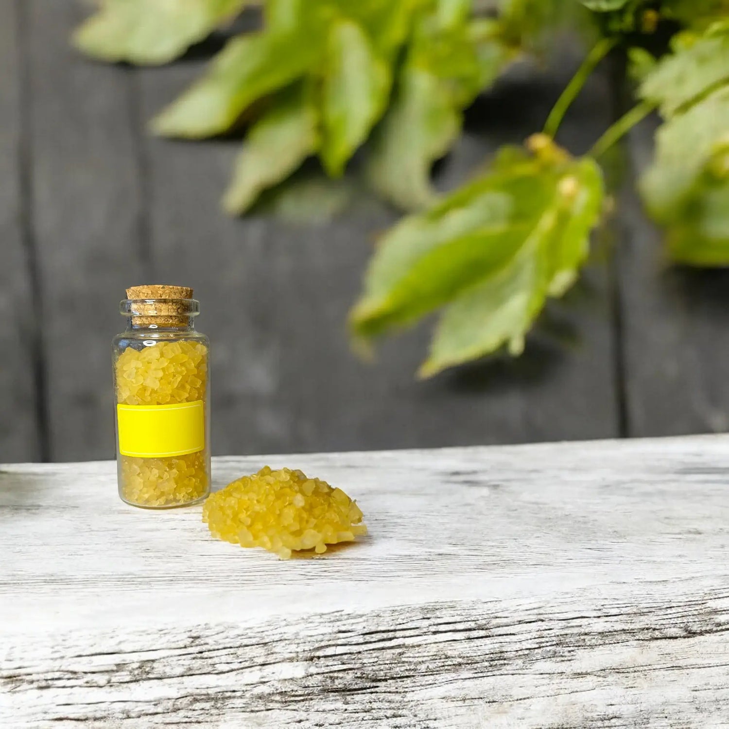 Flacon de sel de Moise posé sur une table de jardin