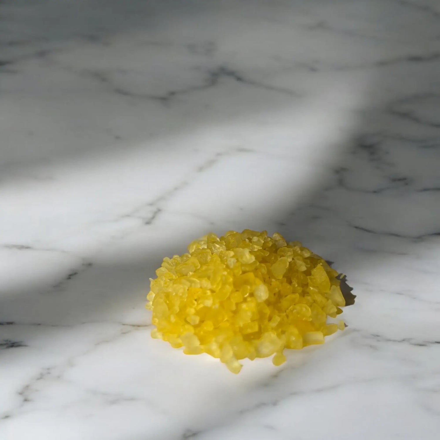 Cristaux de sel de Moïse posés sur une table en marbre