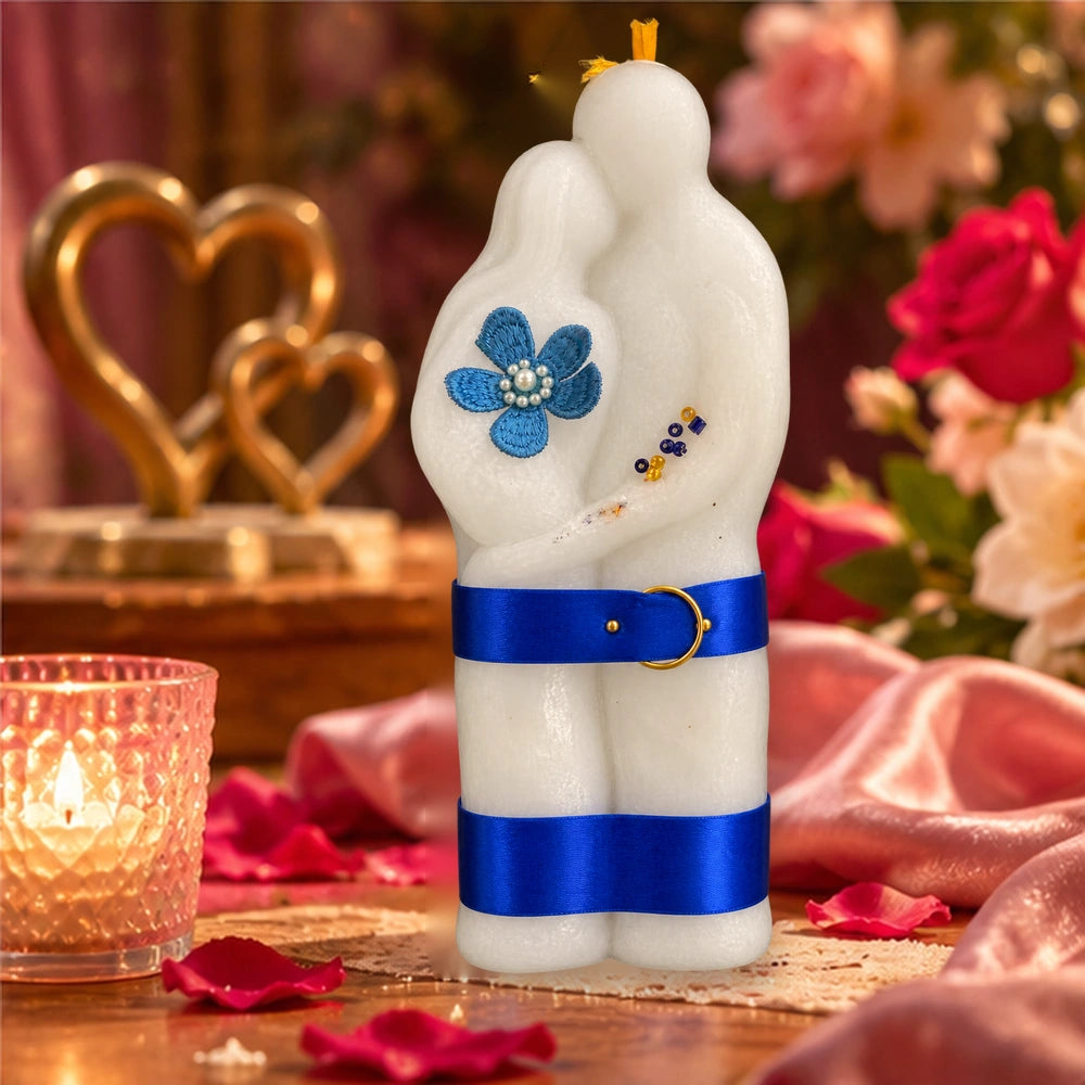 Bougie spirituelle Couple aux rubans bleus dans un décor romantique de roses, de cœurs dorés et de satin rose.