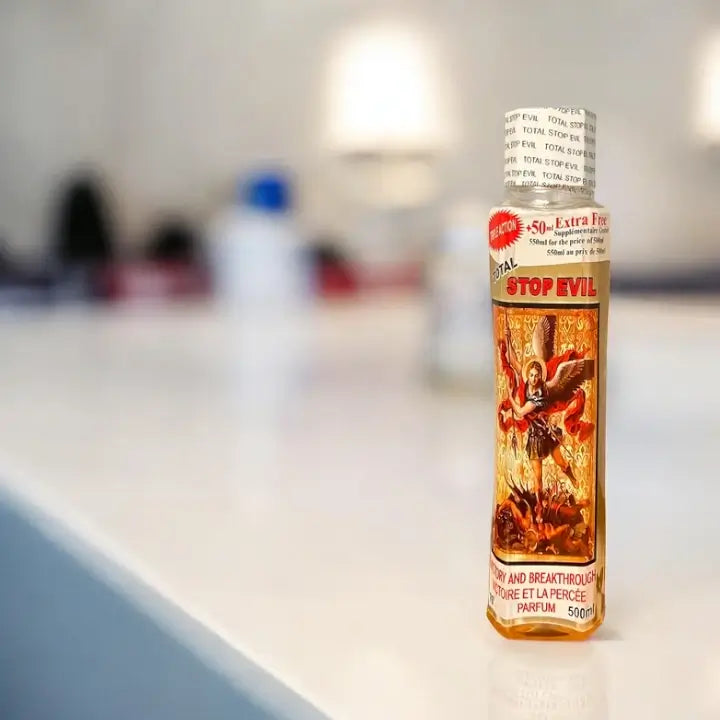 Une bouteille de parfum Stop Evil posée sur une table de salle de bain