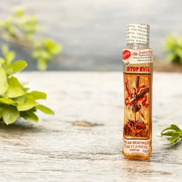 Une bouteille de parfum Stop Evil sur une table de jardin