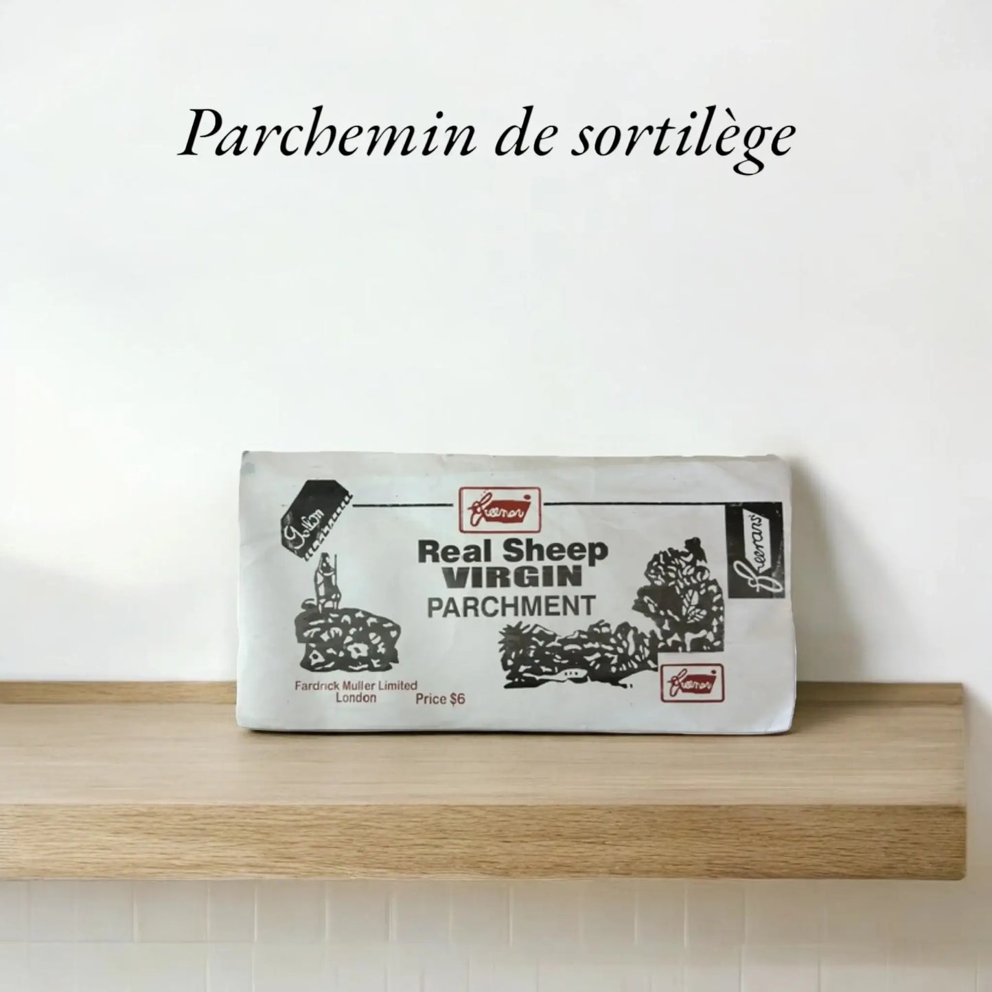 Parchemin de sortilège sur une table de bois blanc