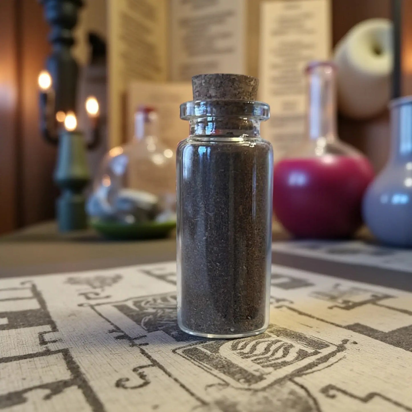 Image d'un flacon de poudre masque posé sur une table