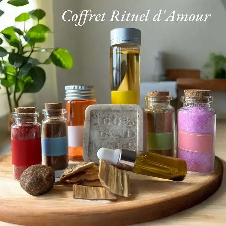 Le contenu du coffret rituel d'Amour posé sur une table