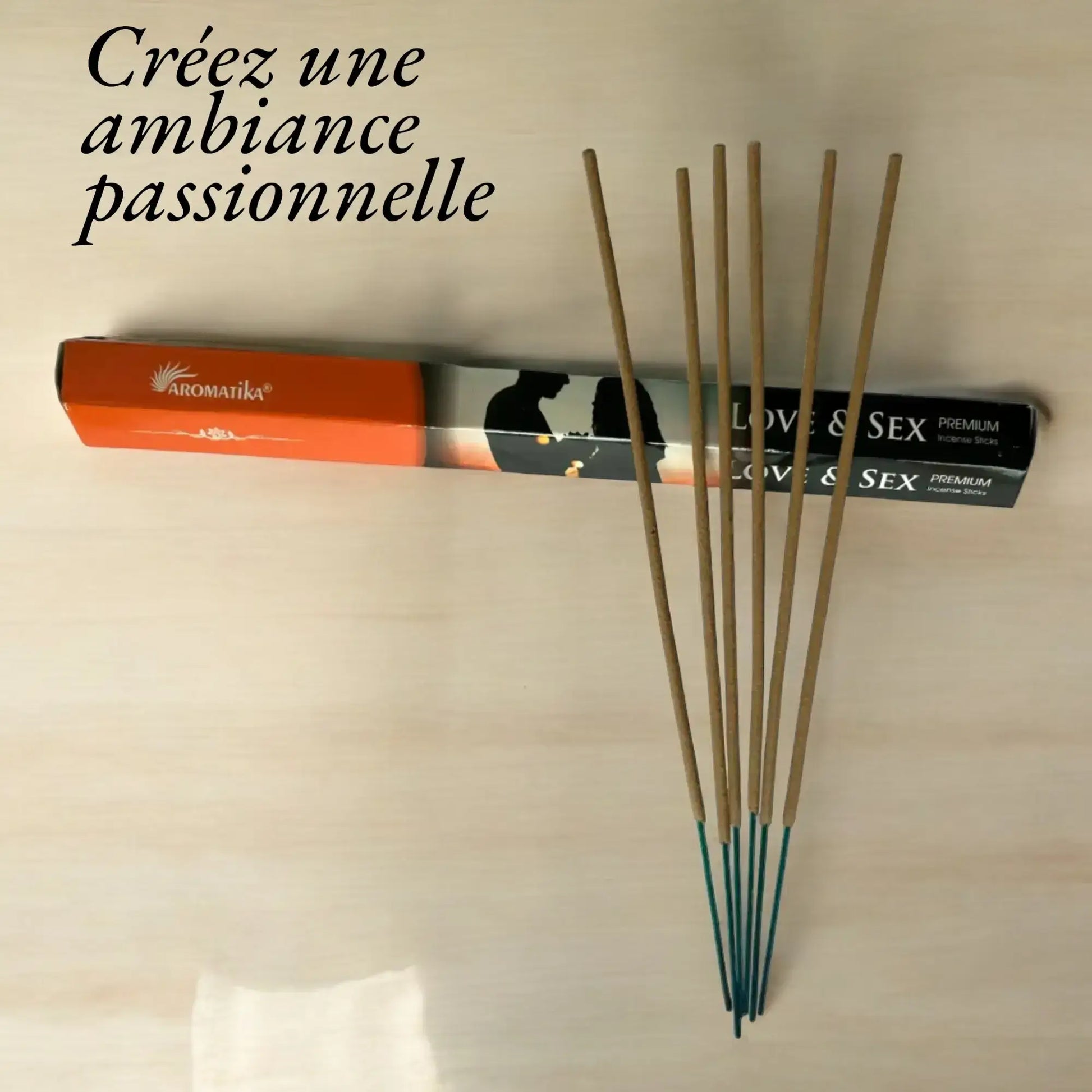 Le slogan "Créez une ambiance passionnelle" est affiché à côté d'une boite et de bâtons d'encens Love & Sex de la marque Aromatika