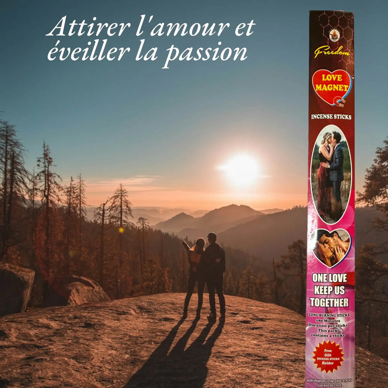 Le slogan "Attirez l'Amour et éveillez la passion" est affiché à côté d'une boite d'encens Love Magnet. En arrière plan, on voit un couple heureux qui explore une montagne ensoleillée