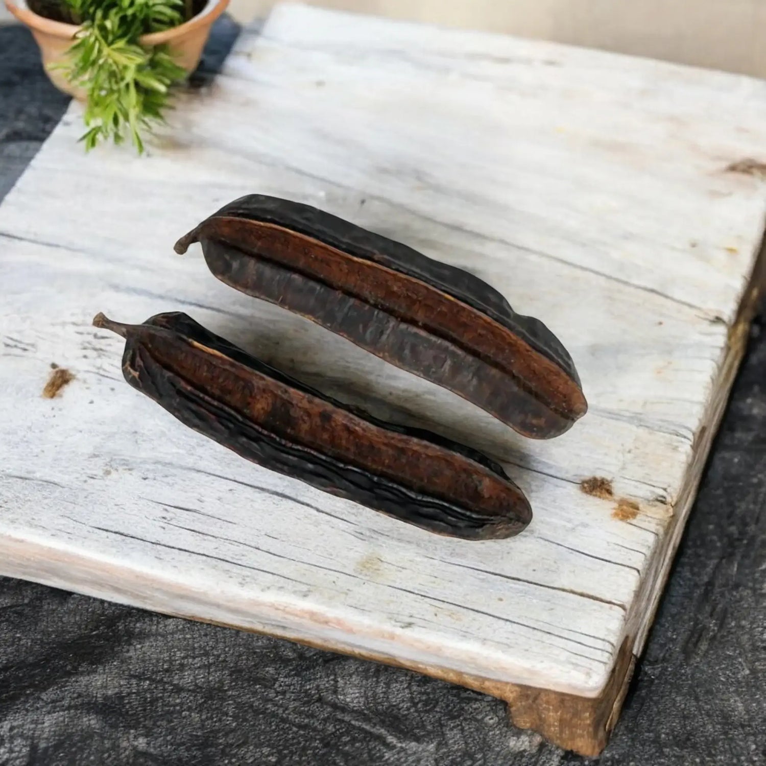 Deux Fruits quatre côtés sur une planche à découper en bois