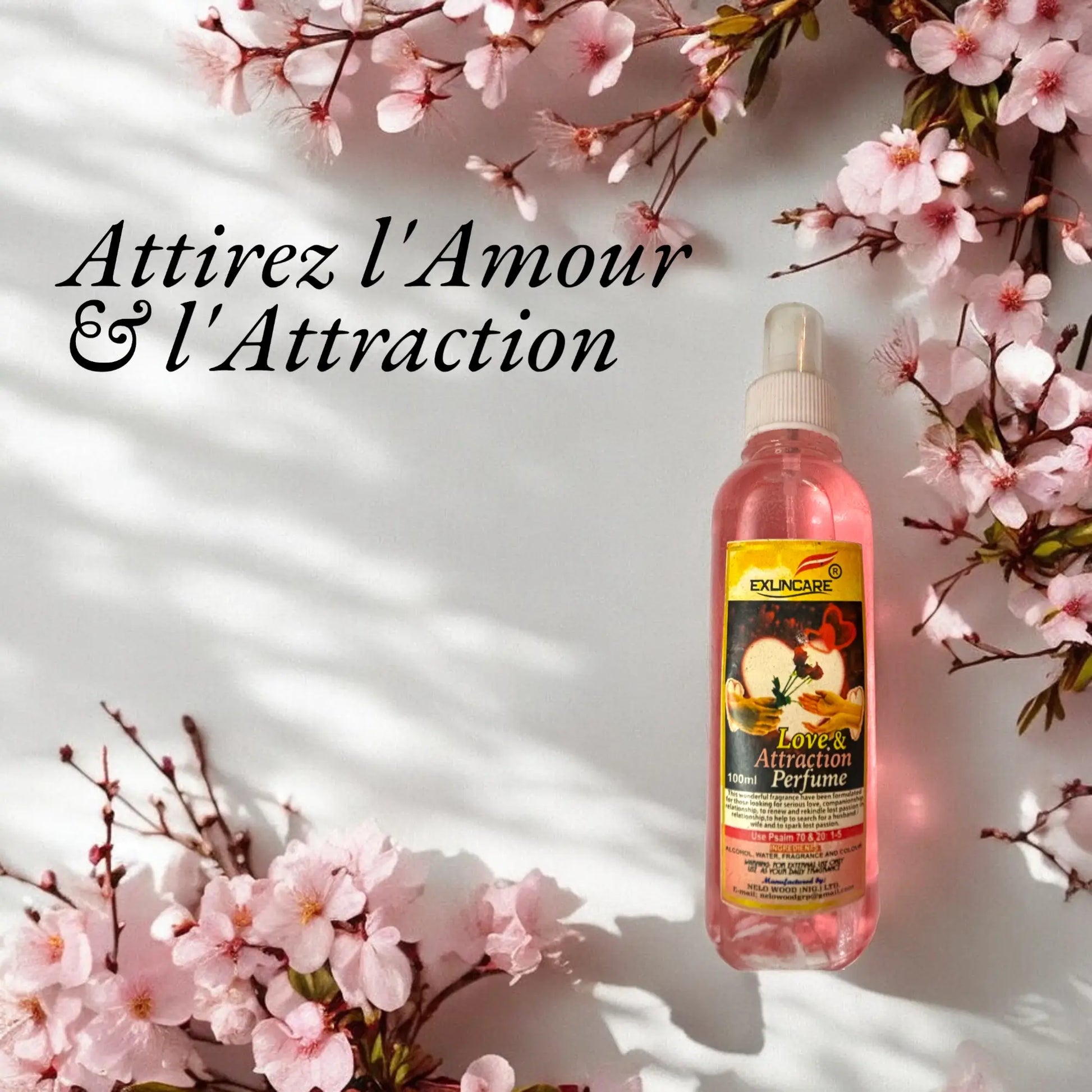 Une bouteille du parfum Love & Attraction entourée de fleurs. Le slogan "Attirez l'Amour & l'Attraction" est écrit sur la photo.