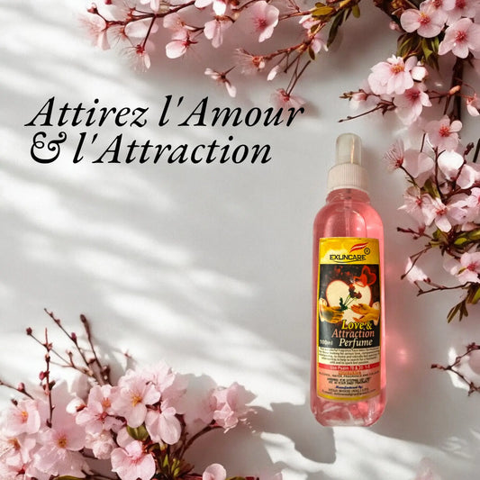 Une bouteille du parfum Love & Attraction entourée de fleurs. Le slogan "Attirez l'Amour & l'Attraction" est écrit sur la photo.