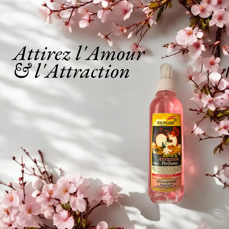 Une bouteille du parfum Love & Attraction entourée de fleurs. Le slogan "Attirez l'Amour & l'Attraction" est écrit sur la photo.