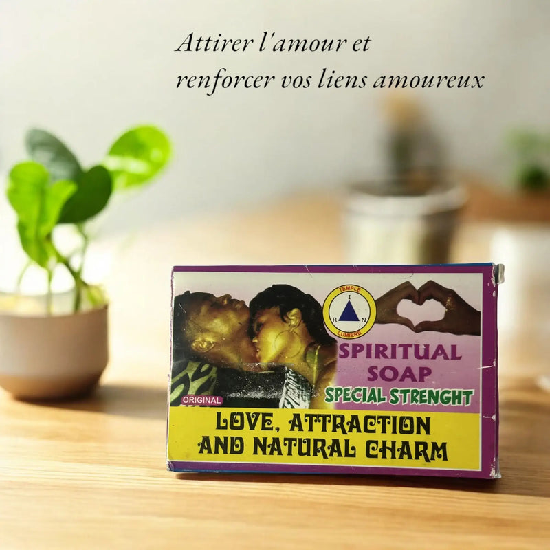 Le slogan "Attirer l'Amour et renforcer vos liens amoureux" écrit à côté d'une boite du savon Love, Attraction and natural charm