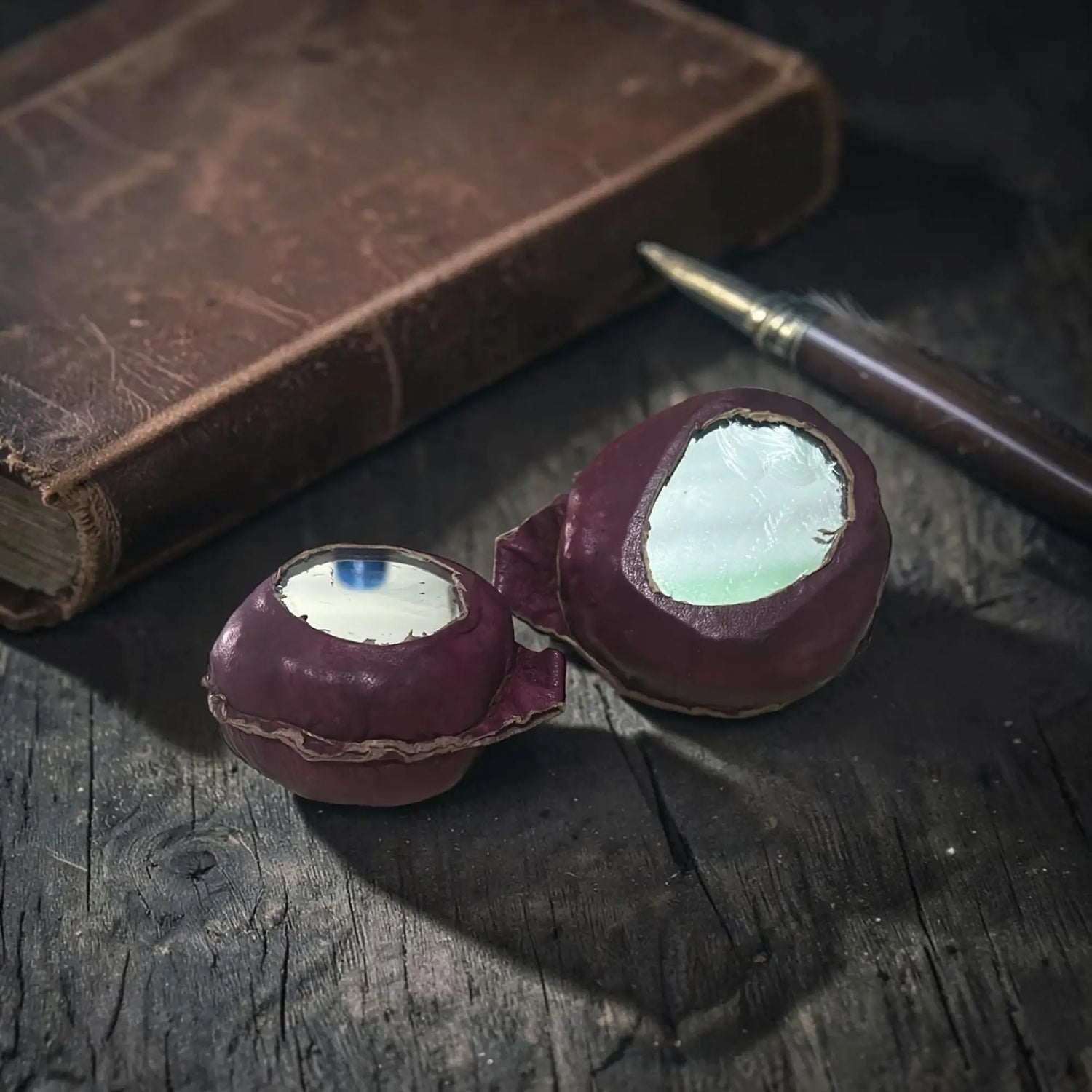 Deux amulettes de protection de la maison posées sur une table