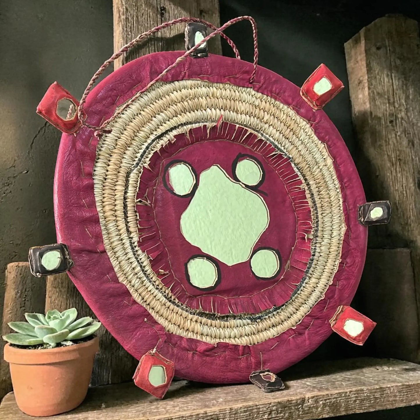 Grande amulette de protection de la maison posée sur une étagère