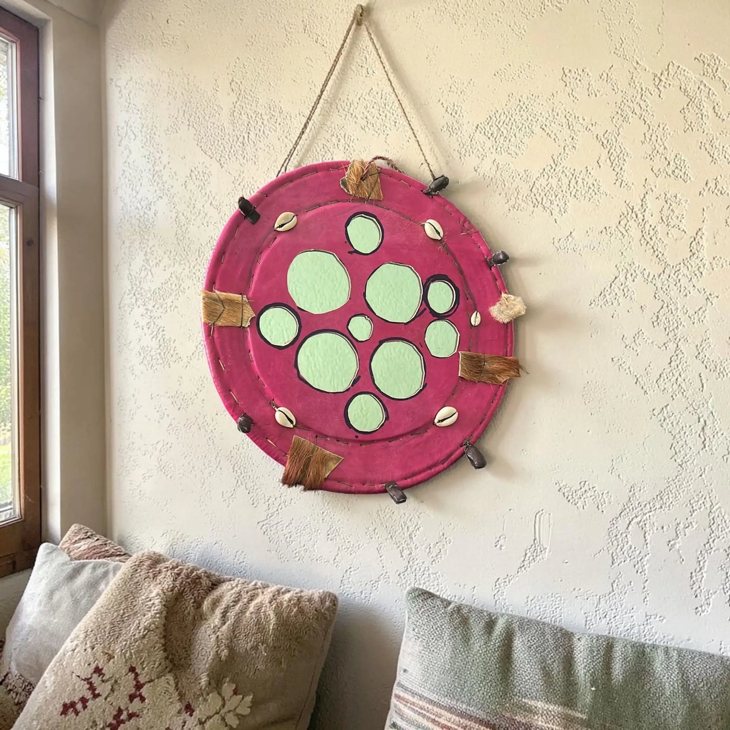 Une grande amulette de protection de la maison est accrochée at mur d'un salon