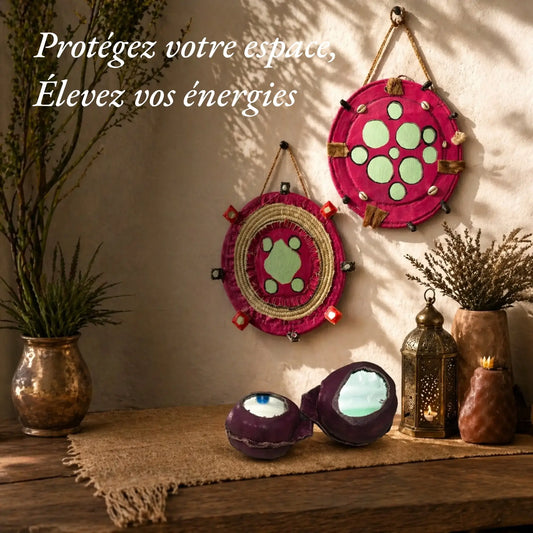 Amulettes de protection de la maison accrochées au mur d'un salon. D'autres sont posées sur une table basse.