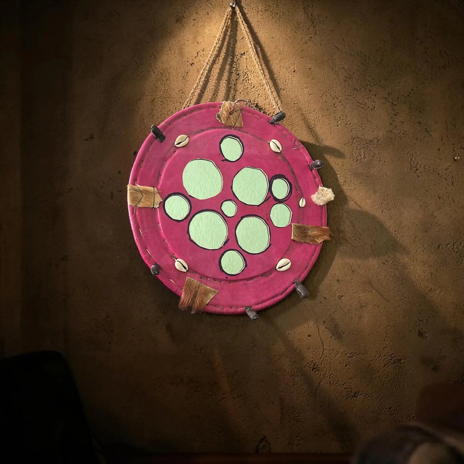 Une grande amulette de protection de la maison dotée de miroires est accrochée à un mur