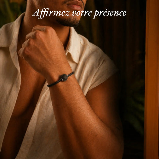 Un homme qui porte une amulette de pouvoir en bracelet