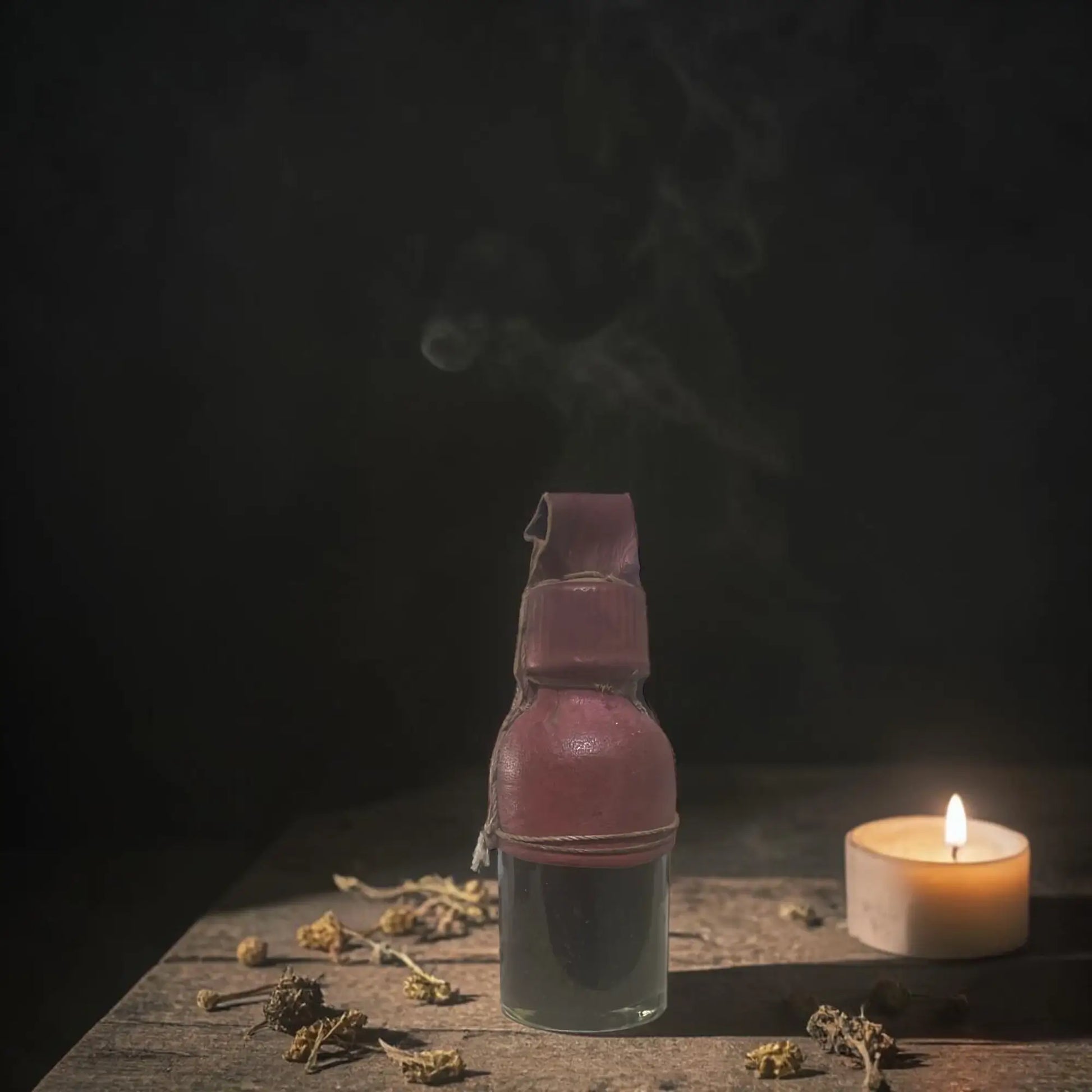 Amulette sous forme flacon qui contient un liquide de protection de la maison
