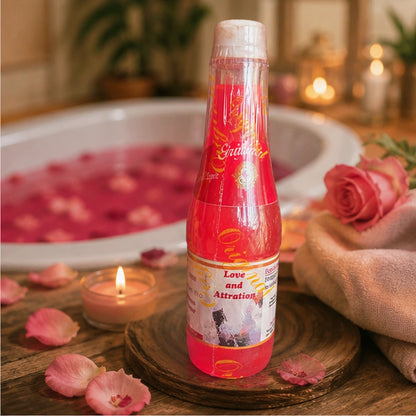 Flacon Bain Love and Attraction présenté dans un univers de bain rituel avec roses, pétales et bougie pour attirer l’amour