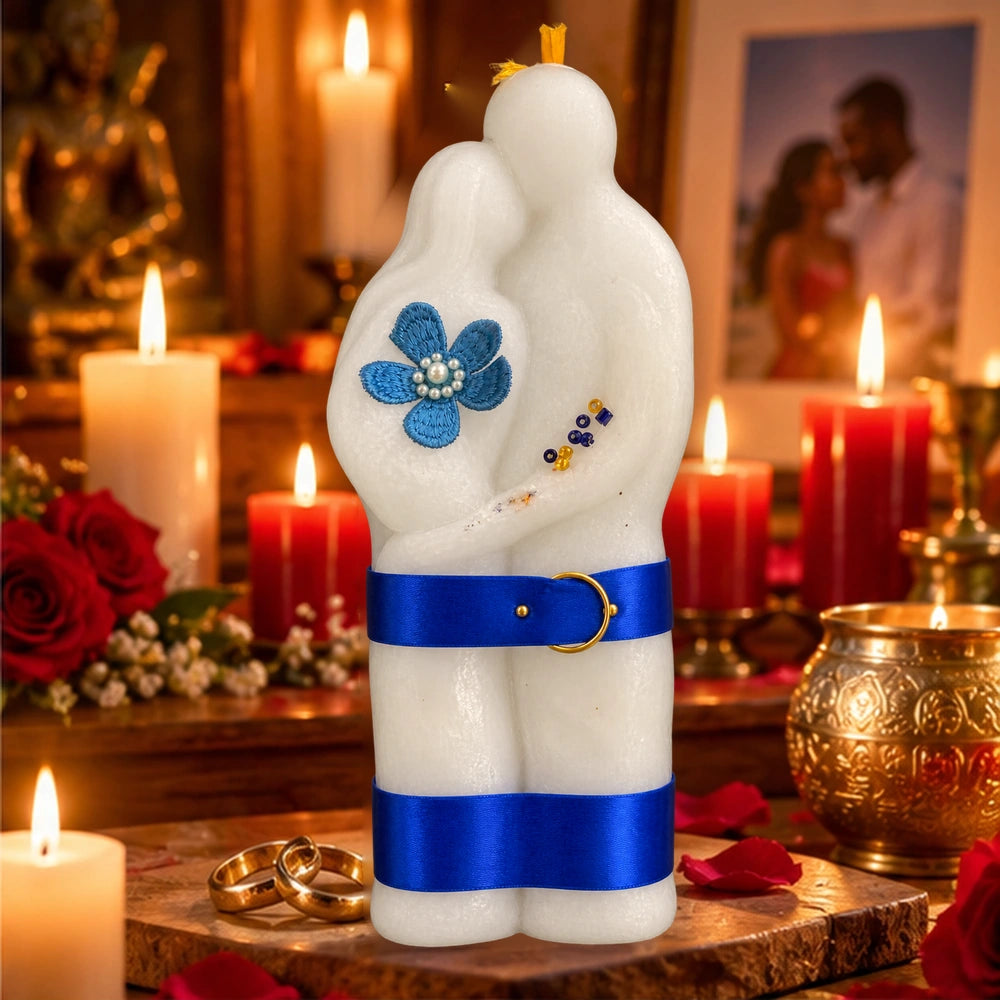 Bougie Union Sacrée représentant deux amoureux enlacés, posée sur un autel lumineux parmi des bougies, des roses et des alliances.