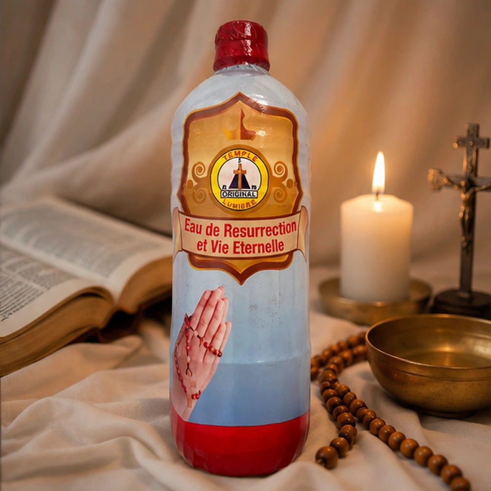 Eau de Résurrection présentée de face sur un autel lumineux avec Bible ouverte, bougie, chapelet et croix.