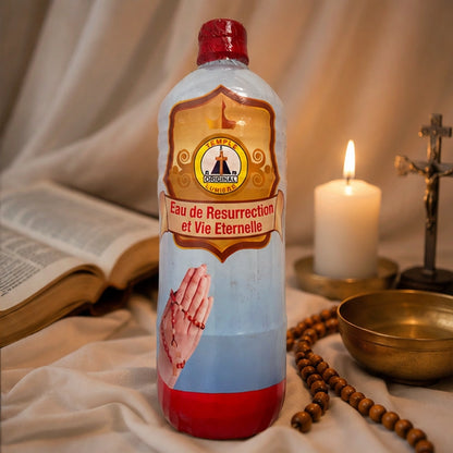 Eau de Résurrection présentée de face sur un autel lumineux avec Bible ouverte, bougie, chapelet et croix.