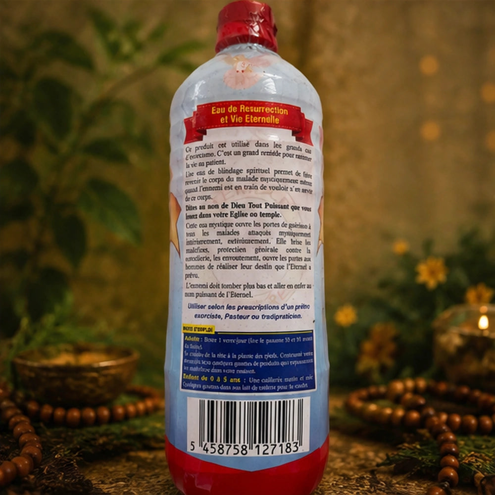 Dos de la bouteille d’Eau de Résurrection avec mode d’emploi visible, posé dans un décor végétal et spirituel chaleureux.