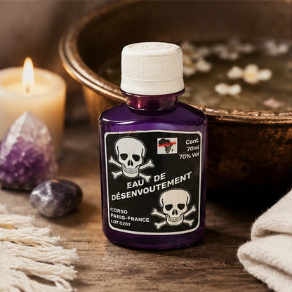 Eau de Désenvoutement près d’un bain spirituel, de cristaux et d’une bougie pour favoriser le dégagement énergétique profond.