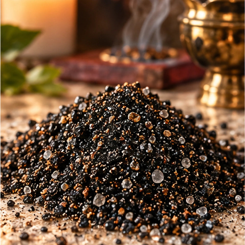 Granules d’encens noir L’Épée de Saint Michel dans une ambiance de fumigation avec fumée et lumière chaleureuse.