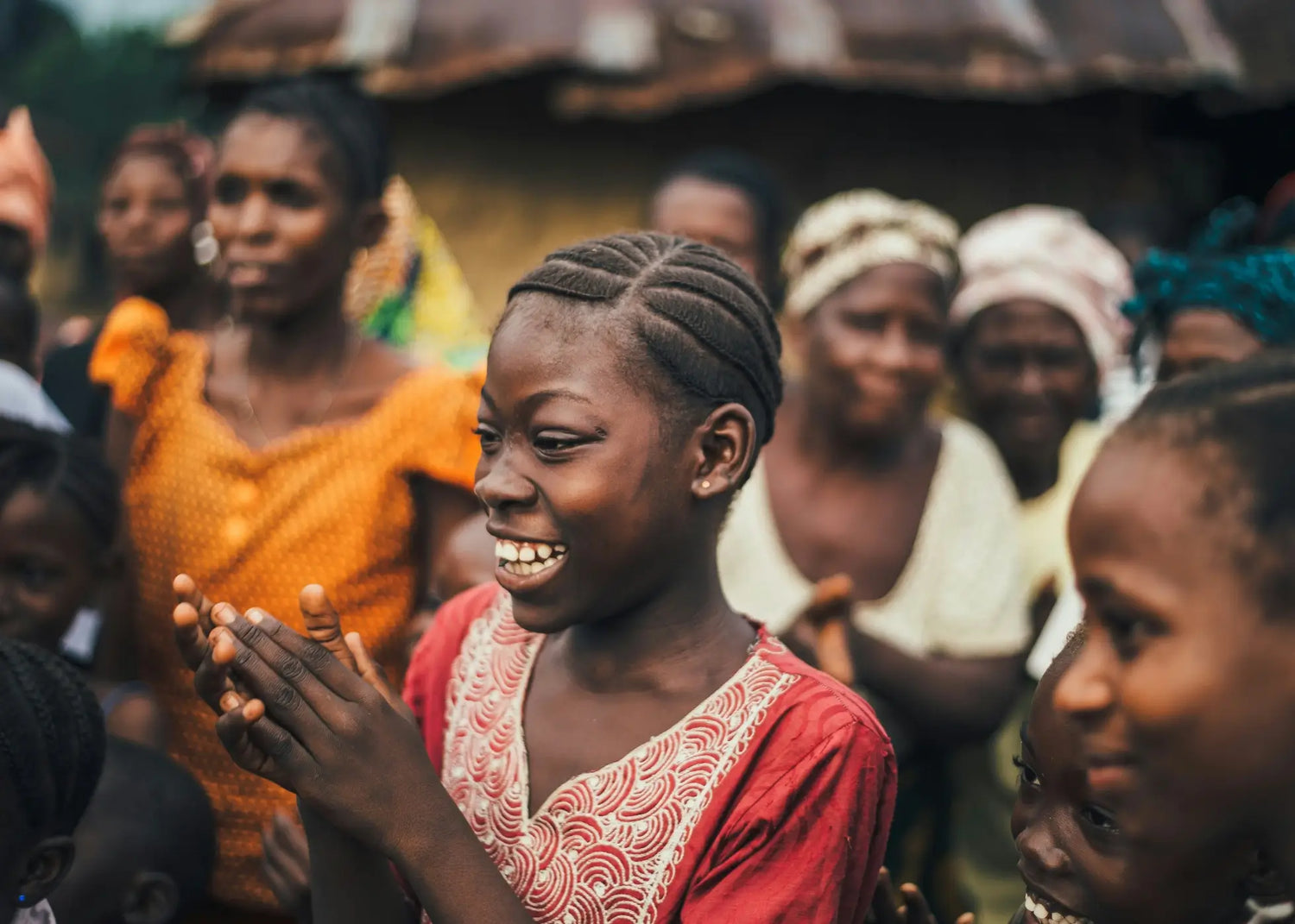 Jeunes femmes africaines heureuses dans un village traditionnel