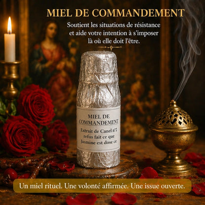 Miel de Commandement en flacon enveloppé d’aluminium froissé, présenté avec cannelle, jasmin et miel, accompagné de ses bienfaits spirituels pour lever les résistances.