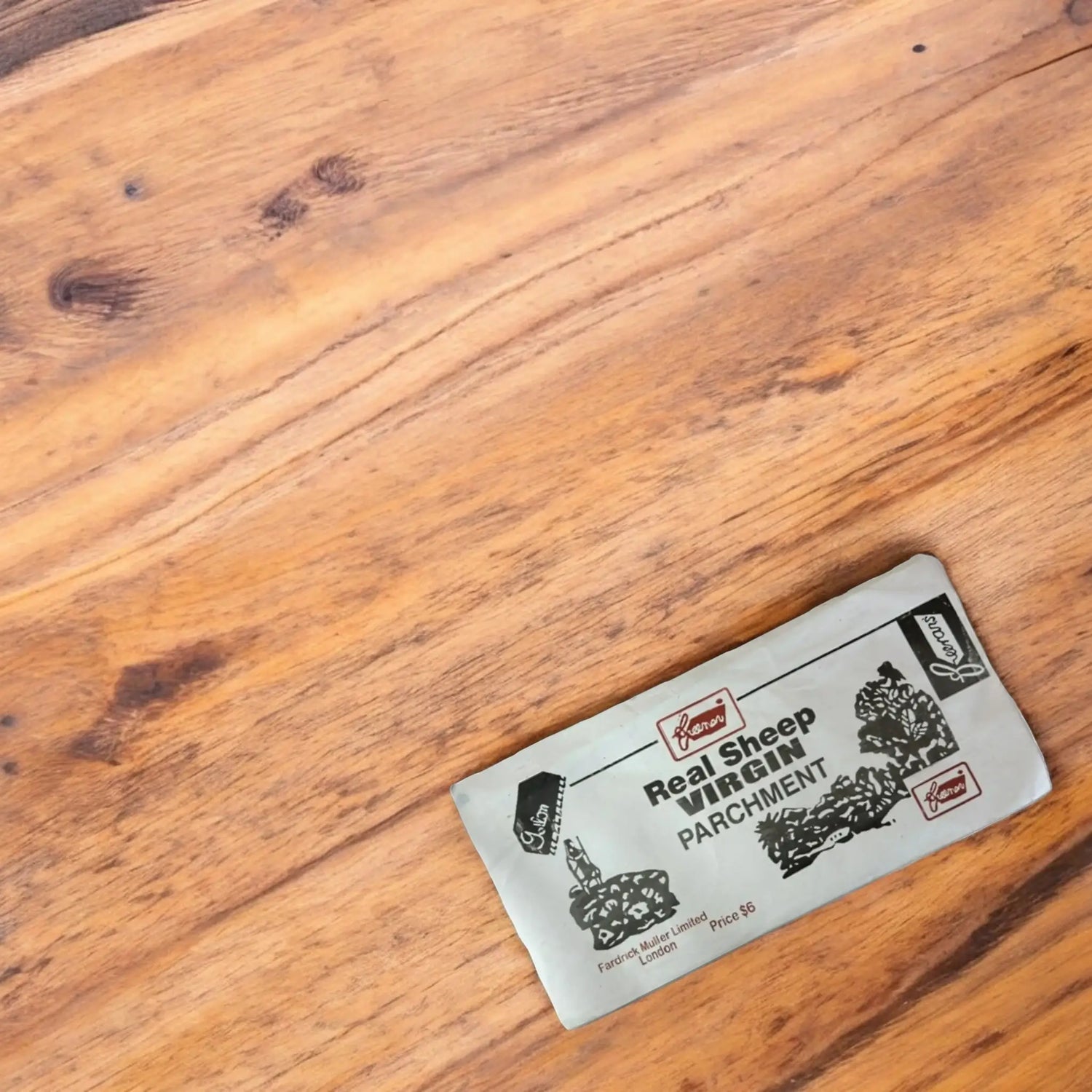un parchemin de sortilège posé sur une table en bois