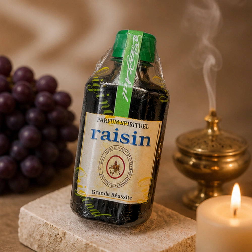 Flacon de parfum spirituel Raisin présenté avec grappes de raisin, encens et bougie pour accompagner les rituels de prospérité et de réussite
