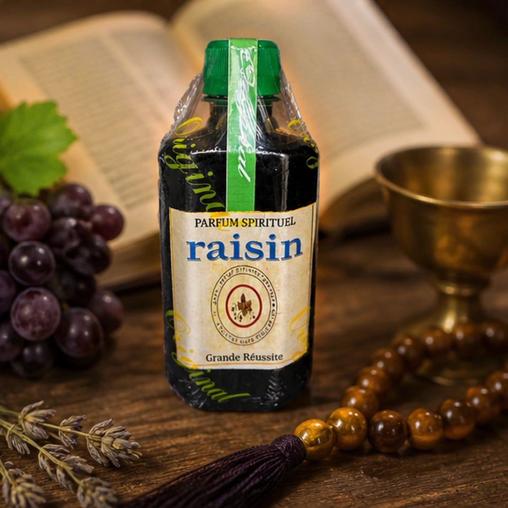 Parfum spirituel Raisin posé près d’un livre de prière, d’un calice et de raisins pour favoriser l’élévation, le rituel et la prospérité.