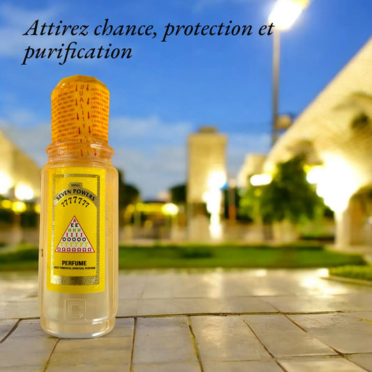 Bouteille de parfum 777 posée au centre de la cour intérieure d'un magnifique palais. Le slogan "Attirez chance, protection et purification" est écrit