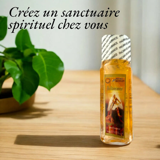 Le slogan: "Créez un sanctuaire spirituel chez vous". La photo montre une bouteille du parfum de délivrance posée sur une table en bois.