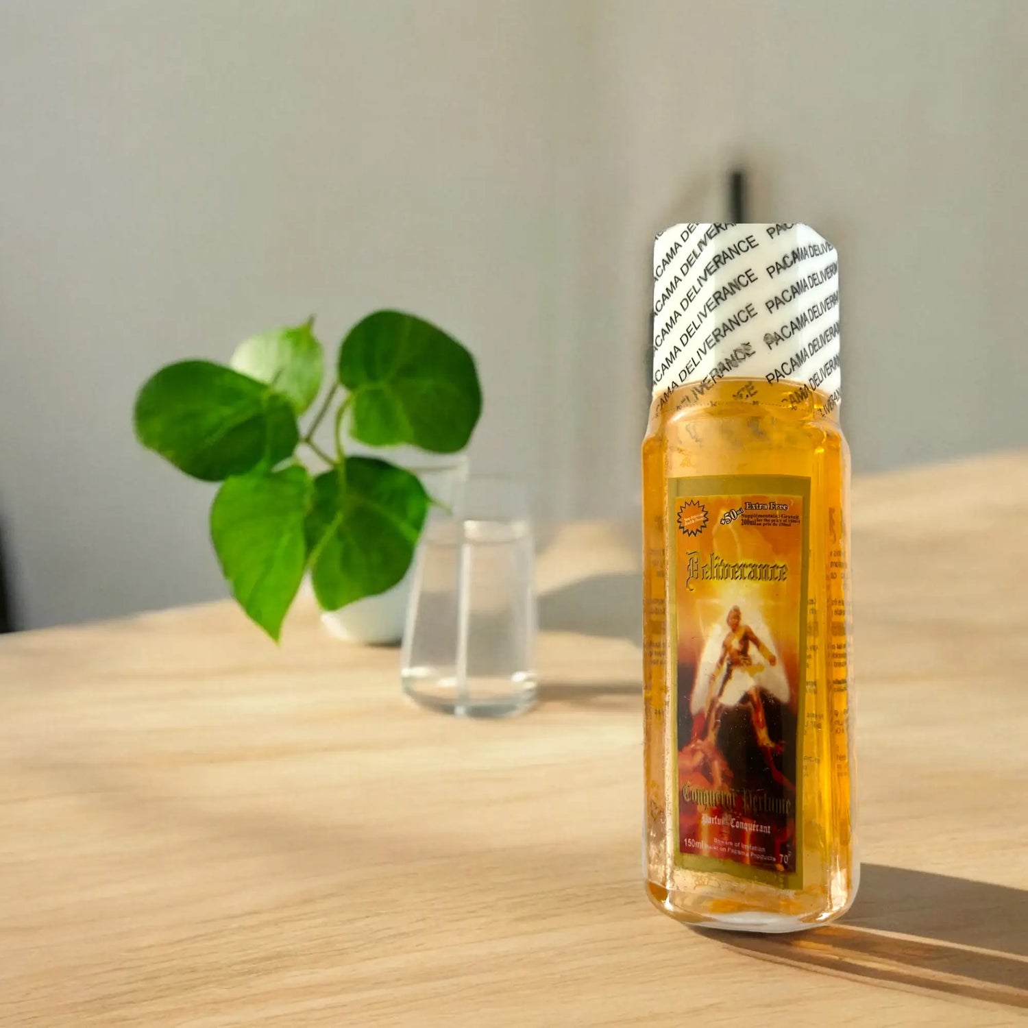 Une bouteille du parfum de délivrance posée sur une table