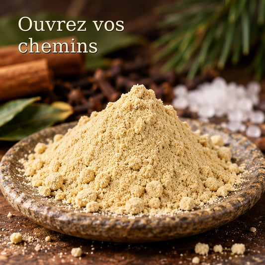 Tas conique de poudre spirituelle Chemin Ouvert beige clair dans une coupelle en pierre, avec épices et feuilles.