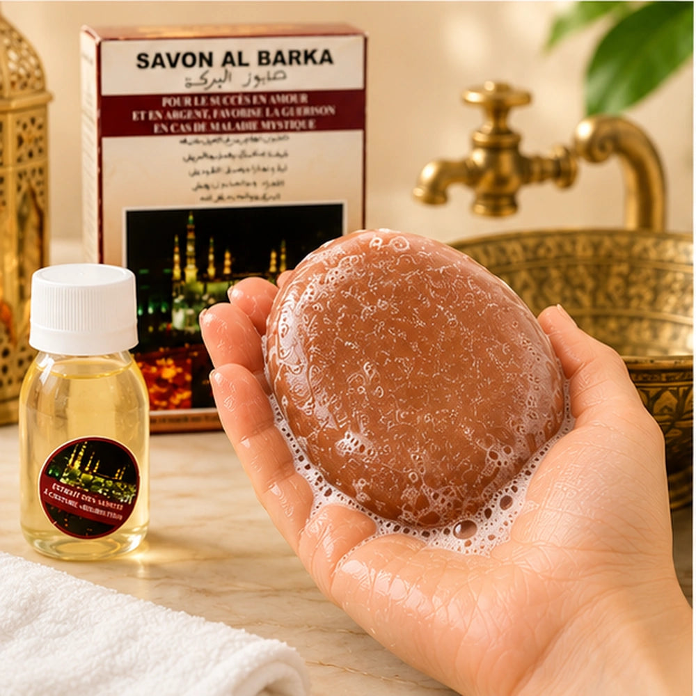 Savon Al Baraka moussé dans la main, avec essence Rouboutou et accessoires de bain en arrière-plan