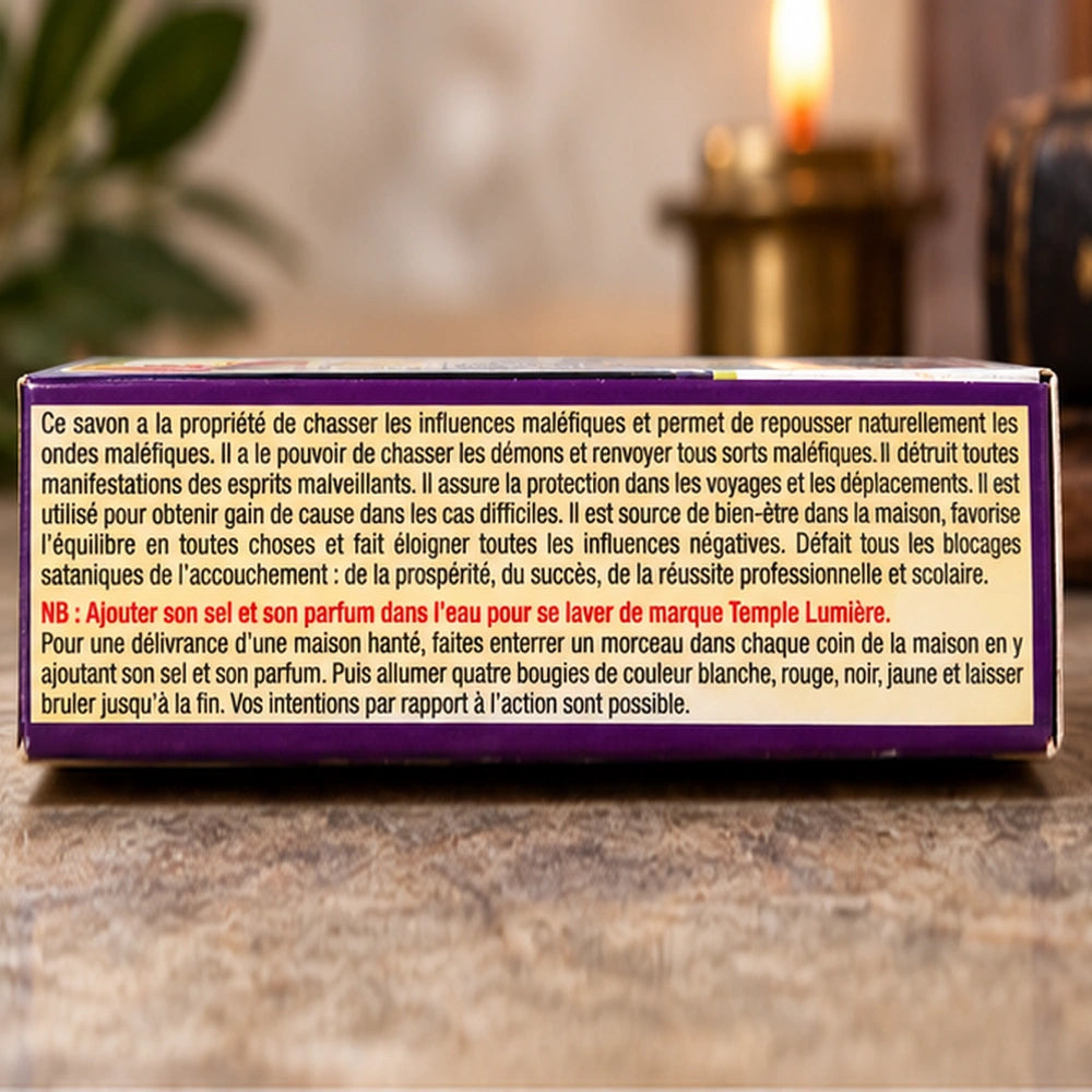 Vue du côté texte du savon Back to Sender, avec conseils rituels lisibles sur un décor spirituel doux et chaleureux.