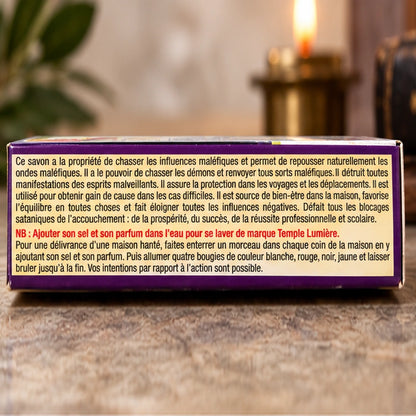 Vue du côté texte du savon Back to Sender, avec conseils rituels lisibles sur un décor spirituel doux et chaleureux.