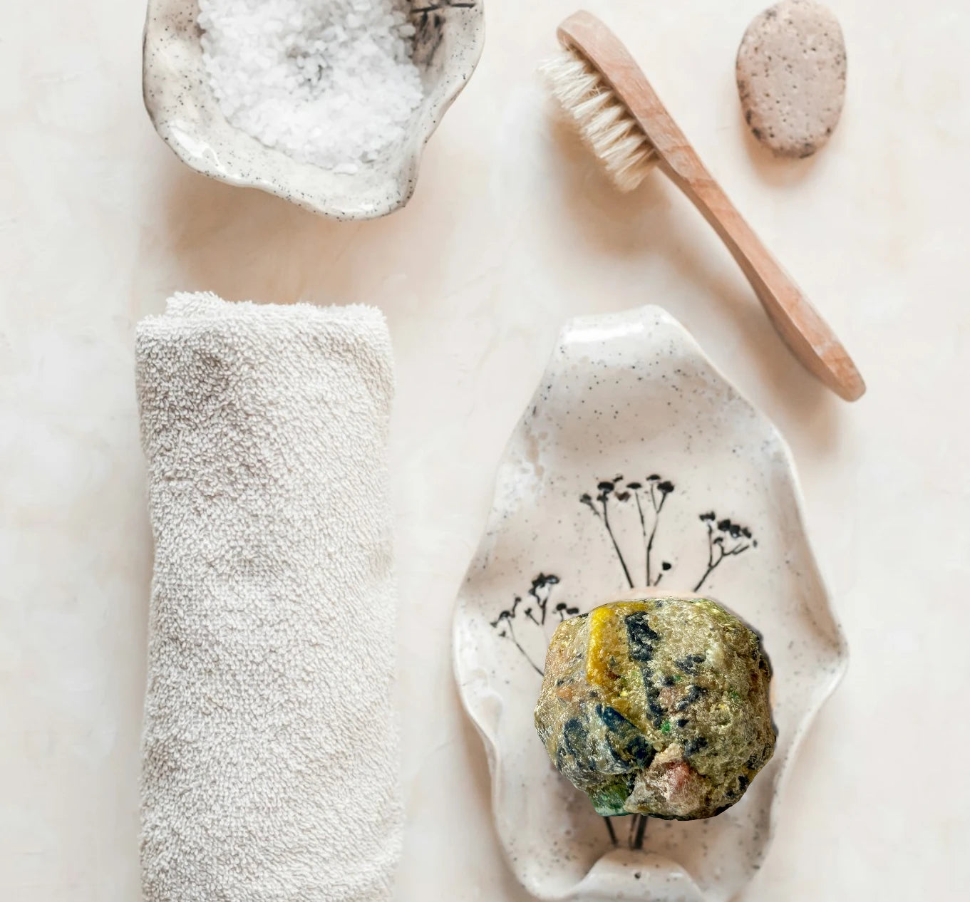 Une boule de savon de déblocage sur un repose savon dans une salle de bain