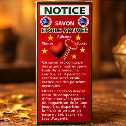 Vue rapprochée du mode d’emploi du Savon Étoile Activée, présenté sur un décor vert et boisé avec sel rituel.